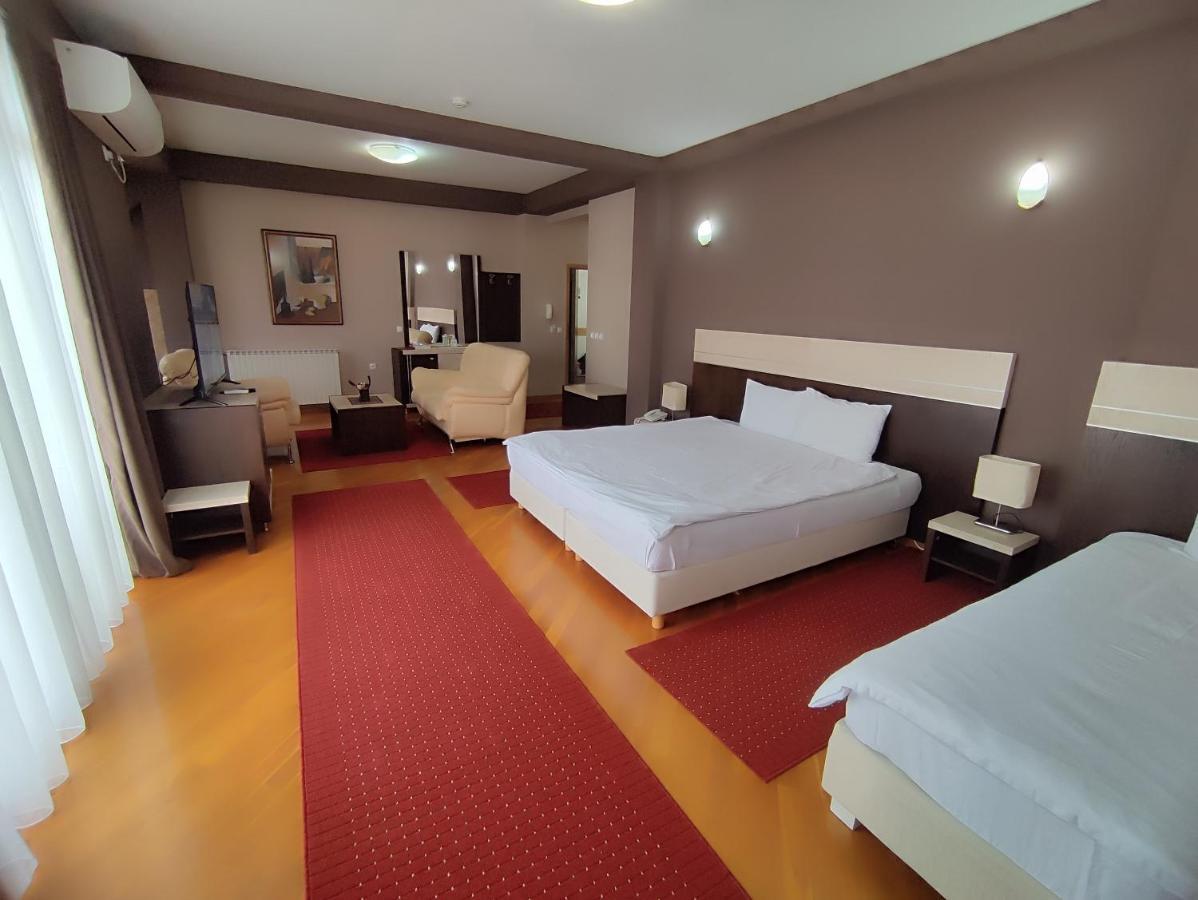 Premier Hotel Скопие Екстериор снимка